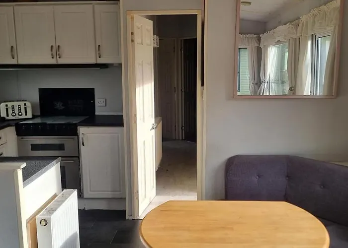 Lovely 3-Bed Caravan In Foel Welshpool