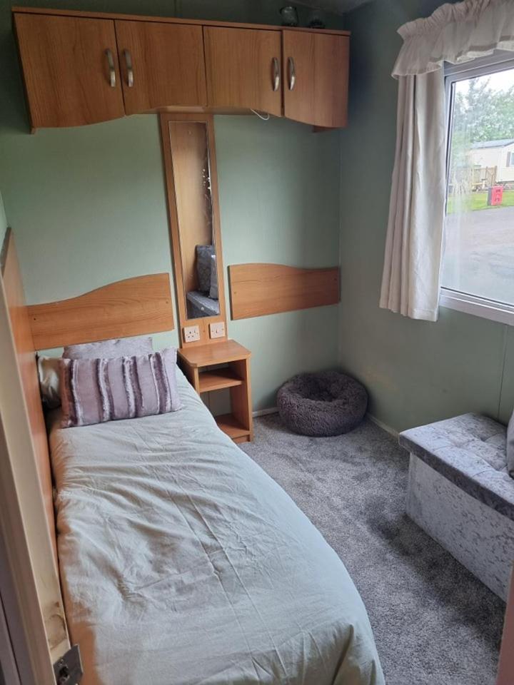 Lovely 3-bed Caravan In Foel Villa *