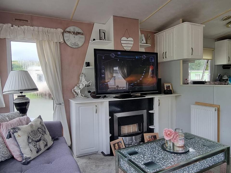 Villa Lovely 3-bed Caravan In Foel
